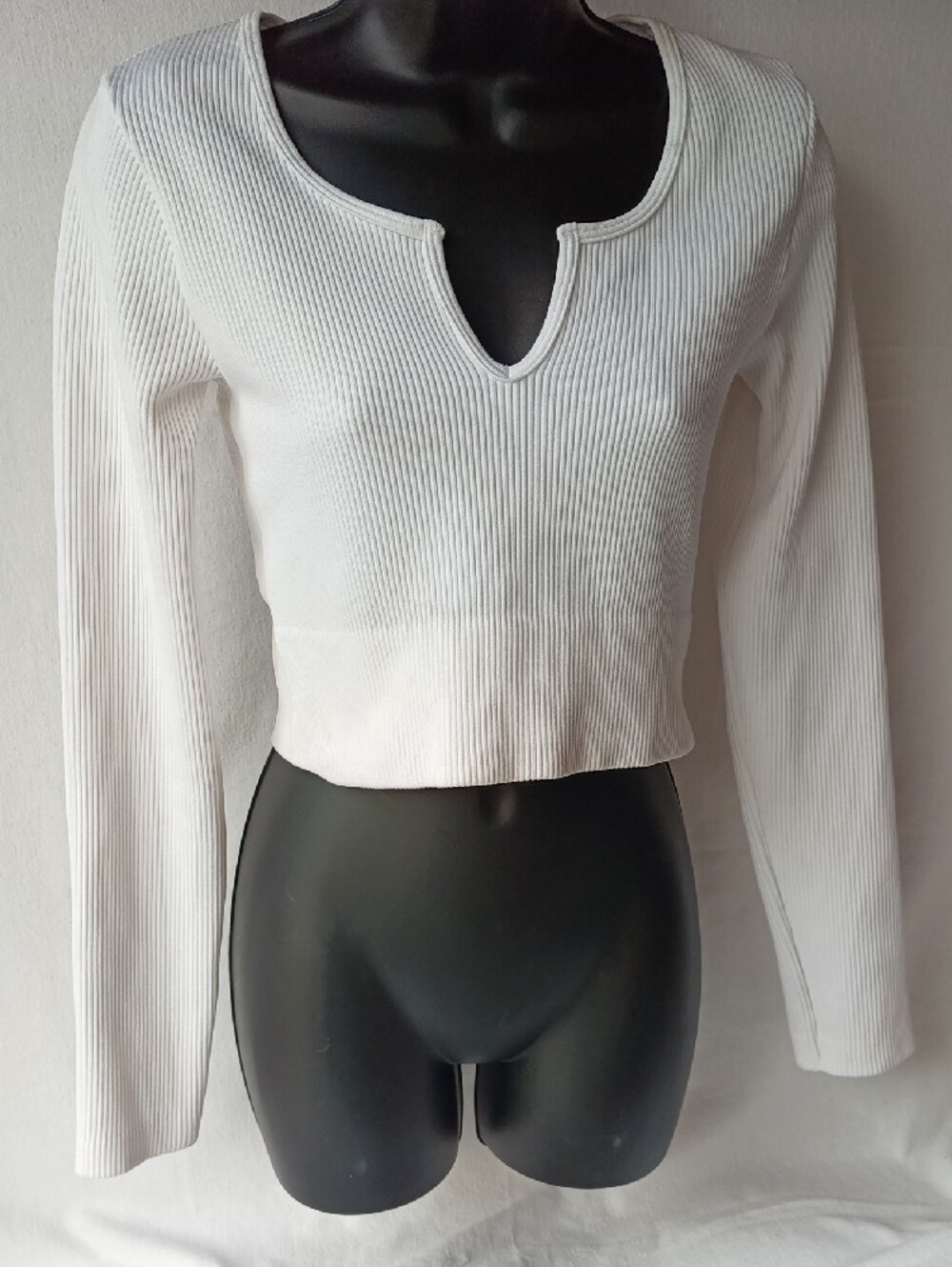 White Ribbed V-Notch Crop Top - Picture 3 of 10